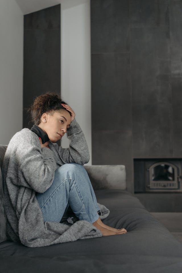 vrouw op de bank thuis met gevoelens van heimwee