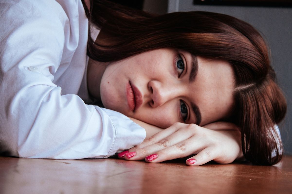 vrouw met gevoelens van heimwee terwijl ze thuis is